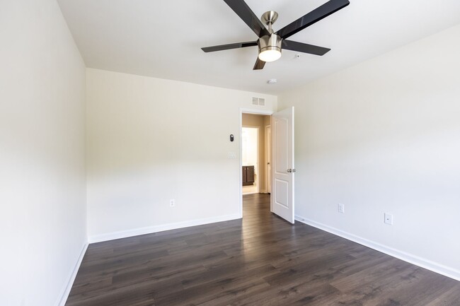 Building Photo - Beautiful 4 BR/3.5 BA Single-Family Home i...
