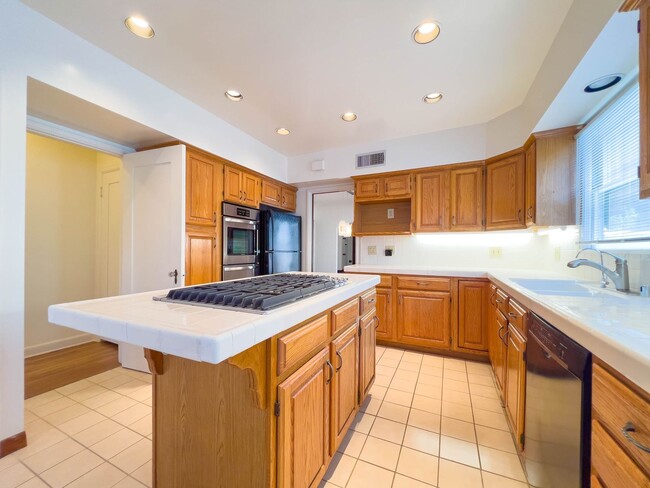 Building Photo - Storybook 3BR Home in Pretigious Rossmoyne...