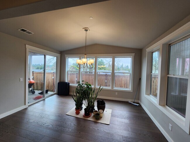 Building Photo - Large Spacious 4 Bed Home