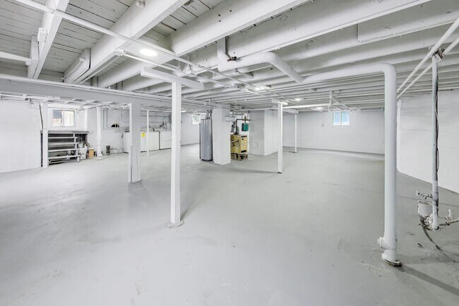 Building Photo - 1638 Oakwood Ave