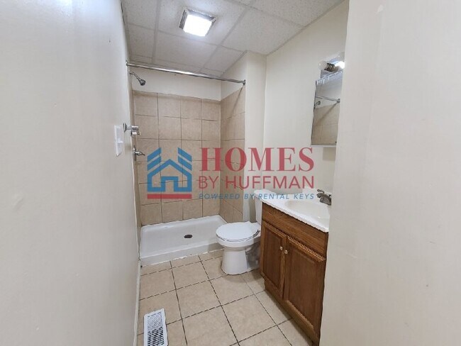 Building Photo - Three Bedroom | Two Bath House