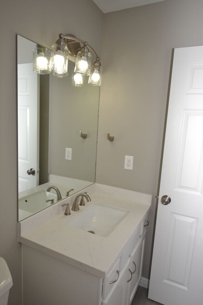Building Photo - Beautiful 4 Bed 2.5 Bath Townhome in West Jordan!!!
