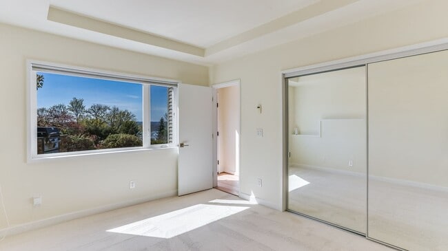 Building Photo - 5bd/5ba Mercer Island Home