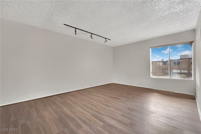 Building Photo - 1417 Hialeah Dr