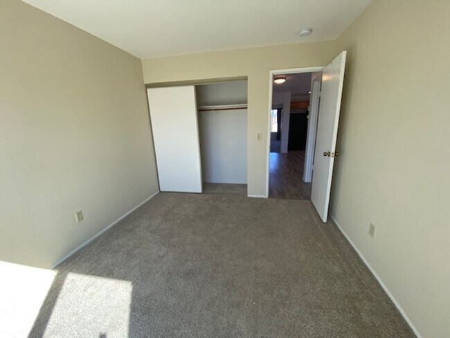 Building Photo - Spacious 3 Bed/2 Bath Duplex~ PG&E & Water...