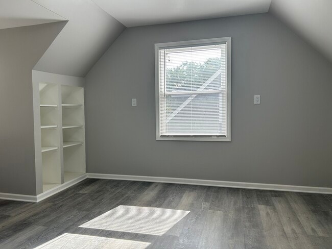 Building Photo - 510 S Alfred Ave