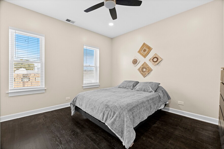 Building Photo - 2338 W 18th Pl