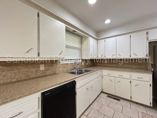 Building Photo - For Lease | South Tulsa | $1600 Rent
