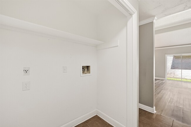 Building Photo - 12403 Meadow Ridge Dr