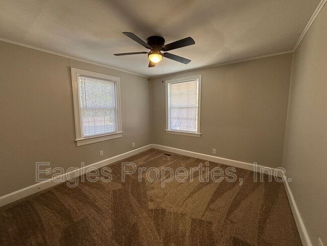 Building Photo - 905 N Pineview Ave
