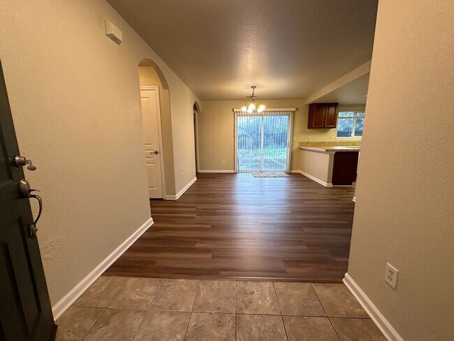 Building Photo - Well maintained home in desirable neighborhood!