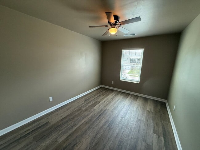 Building Photo - Open concept 4 bed, 2.5 bath home with fen...