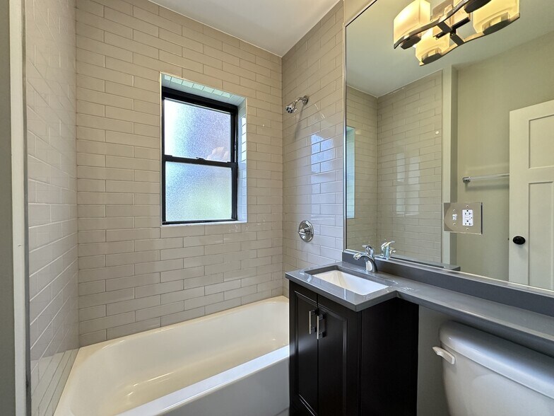 Building Photo - 722 W Brompton