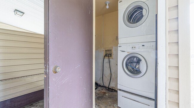 Building Photo - 604 Roselyn Ave