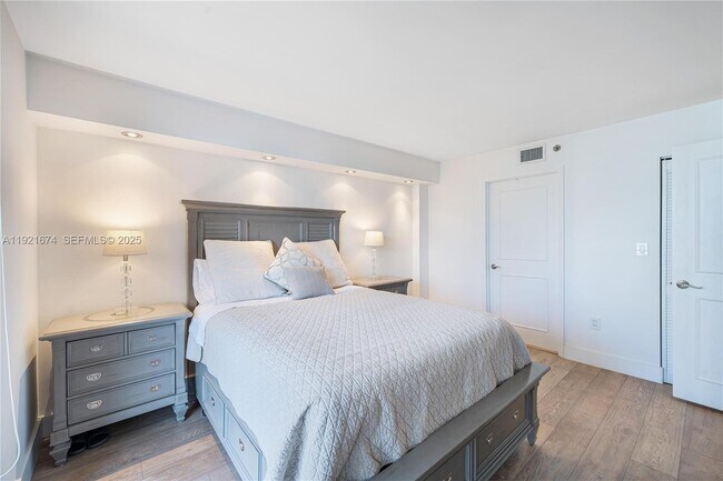 Building Photo - 540 Brickell Key Dr