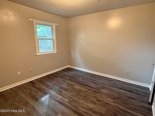 Building Photo - 2310 Indian Dr