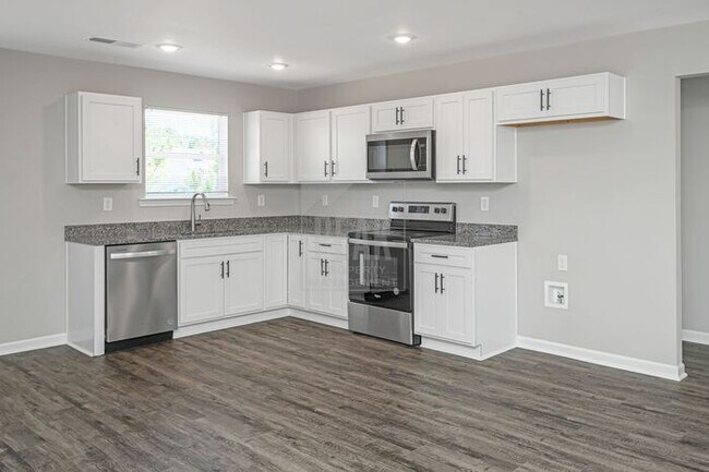 Building Photo - $1650! Beautiful 3Bed 2Bath in newly built Woodland Circle! Tour today