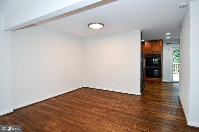 Building Photo - 5175 King Charles Way