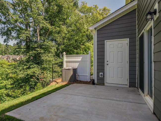 Building Photo - Built in 2022 and waiting for you to move right on in!