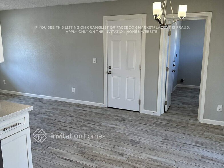 Building Photo - 1026 W Danbury Dr