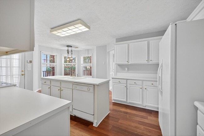 Building Photo - 249 Russell Rd