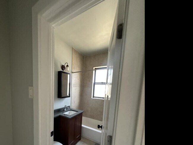 Building Photo - 0 bedroom in Chicago IL 60610