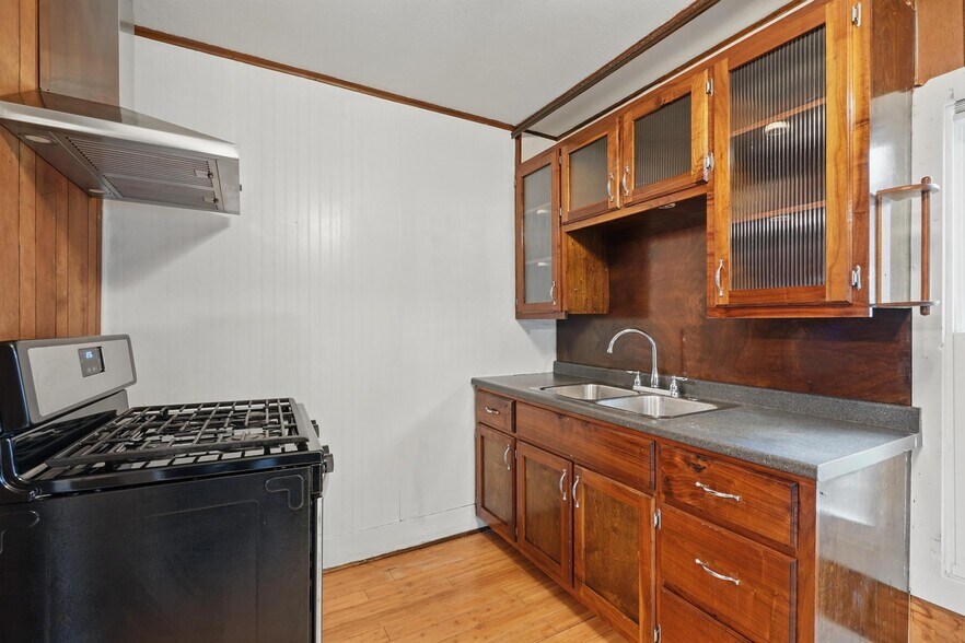 Building Photo - 1102 S 15th St