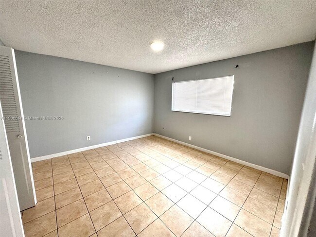 Building Photo - 6840 Pembroke Rd