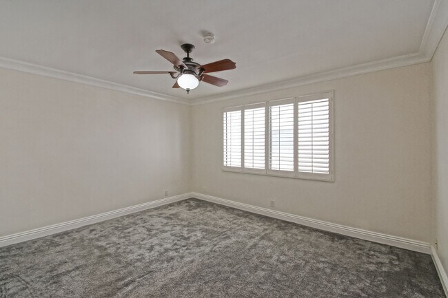 Building Photo - NICELY REMODELED, 2BR2.5BA, 1700 SQ FT CON...