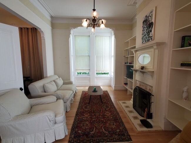 Building Photo - Noe Valley Beautifully Updated Top Floor Two Bedroom w. Chef's Kitchen and Laundry