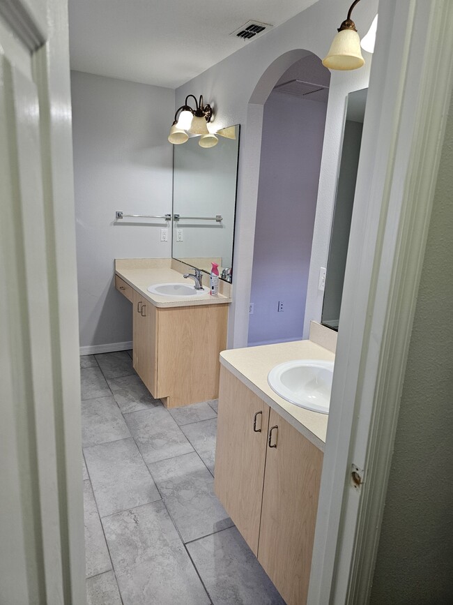 Master Bath w/ dual vanities - 1125 N Carpenter Ave