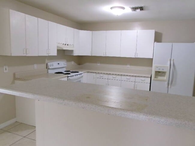 Building Photo - ONE MONTH FREE RENT!! SW Cape 3/2/1 Duplex Avail Now