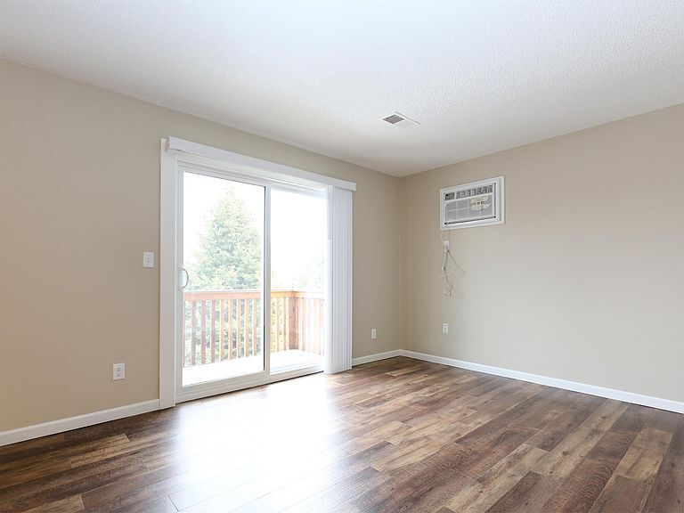 Living room with private deck - 16045 Joplin Ave