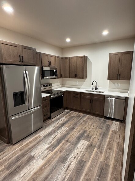 Building Photo - 423 Poppy St