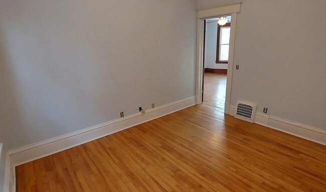 Building Photo - 916 Aurora Ave