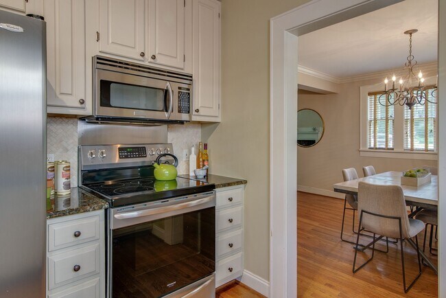 Building Photo - 2610 Woodlawn Dr