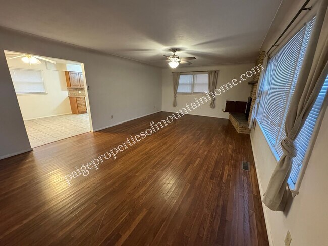 Building Photo - 3 Bedroom/2 bath home in Mountain Home