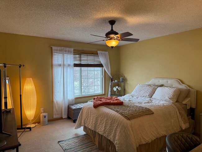 Building Photo - Charming 2BR Townhome in Desirable Cliff Lake Community