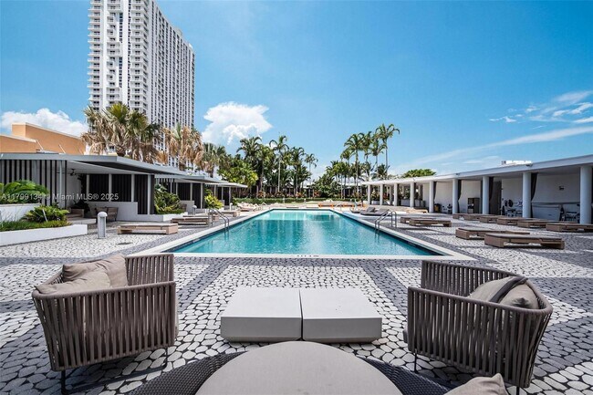 Building Photo - 2020 N Bayshore Dr