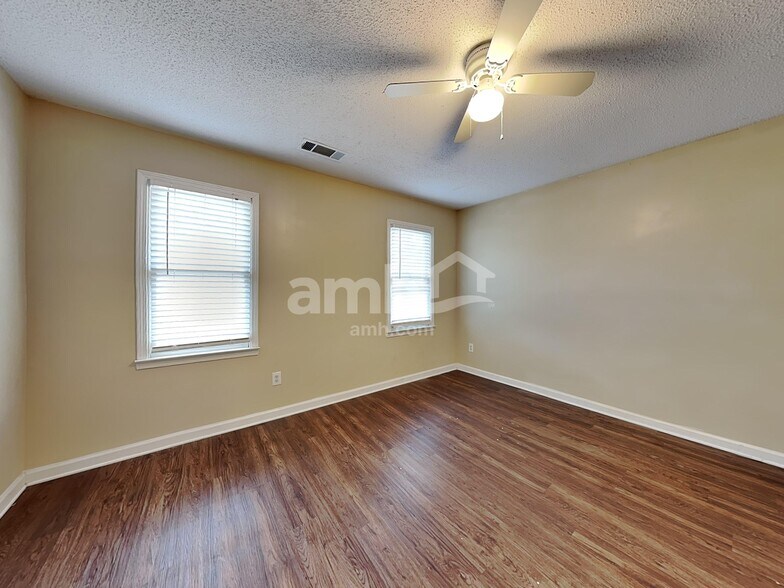 Building Photo - 34 Bell Ct