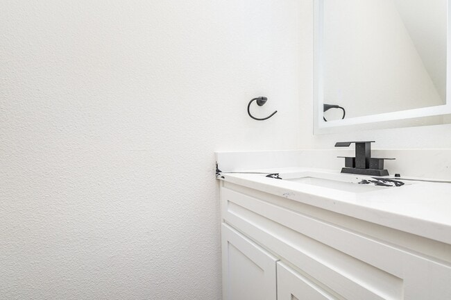 Building Photo - 4610 Clay Dr