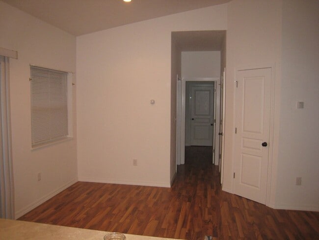 Building Photo - 2 bed 1.5 bath home