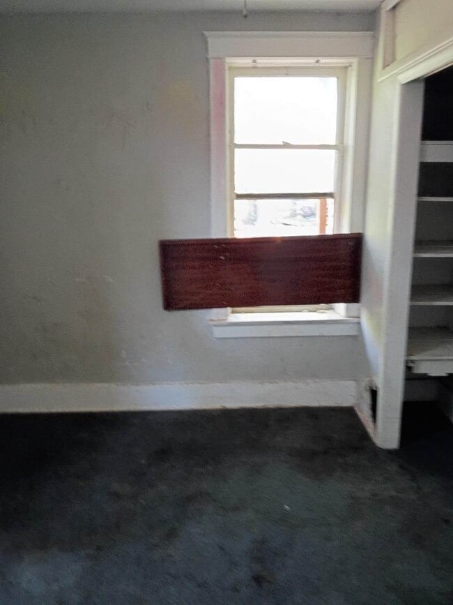 Building Photo - 1027 Garth Ave