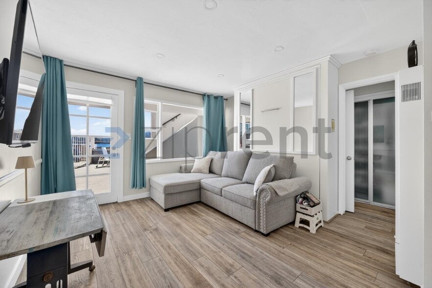 Building Photo - Unit 2