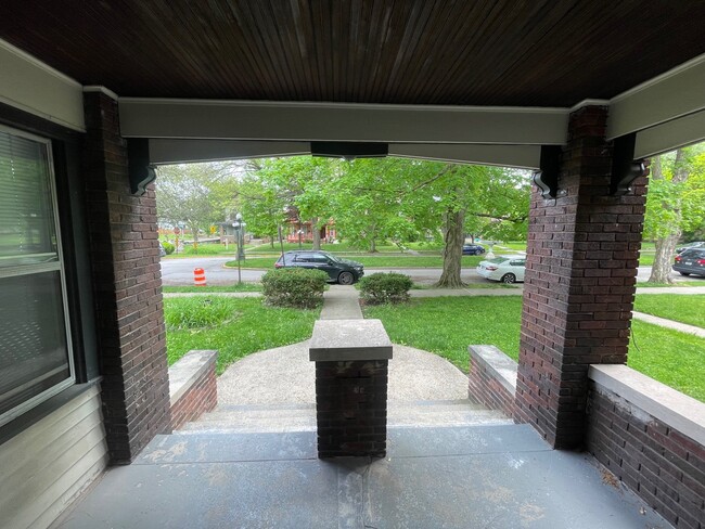 Building Photo - 982 Woodruff Pl E Dr