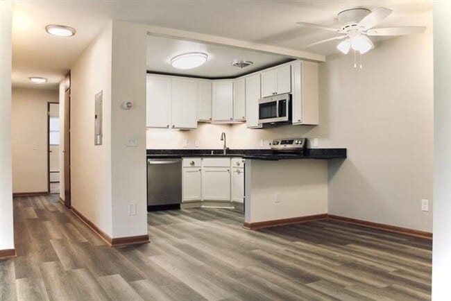 Building Photo - Newly Remodeled 2 Bedroom + den near Hilldale Mall