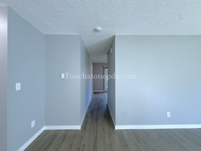 Building Photo - 1 MONTH RENT FREE! Updated 3 BR Apartment with Patio in Portland