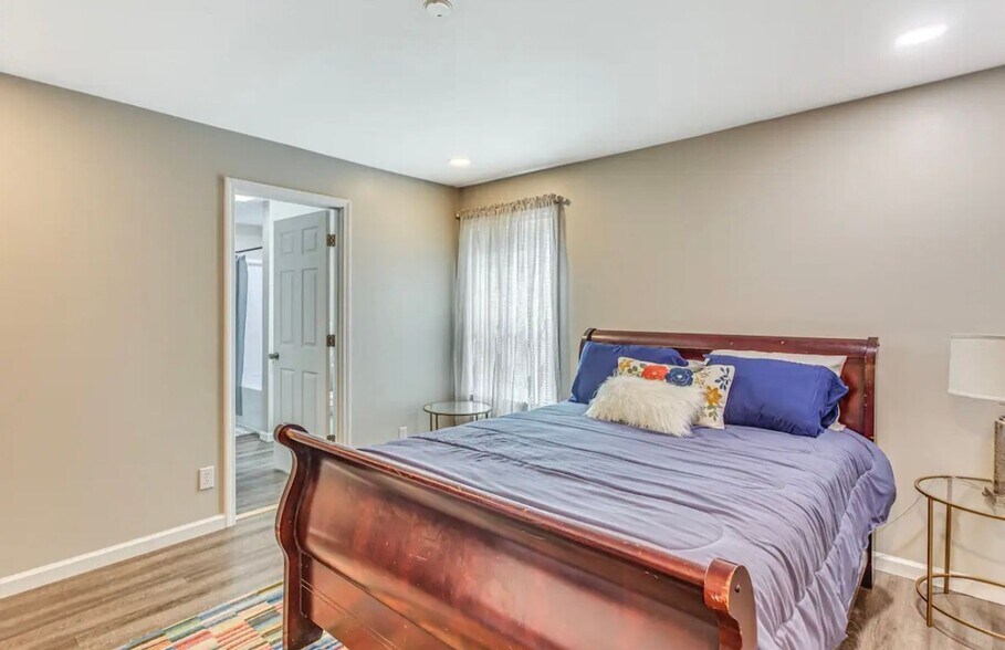 Building Photo - 208 E Columbus St