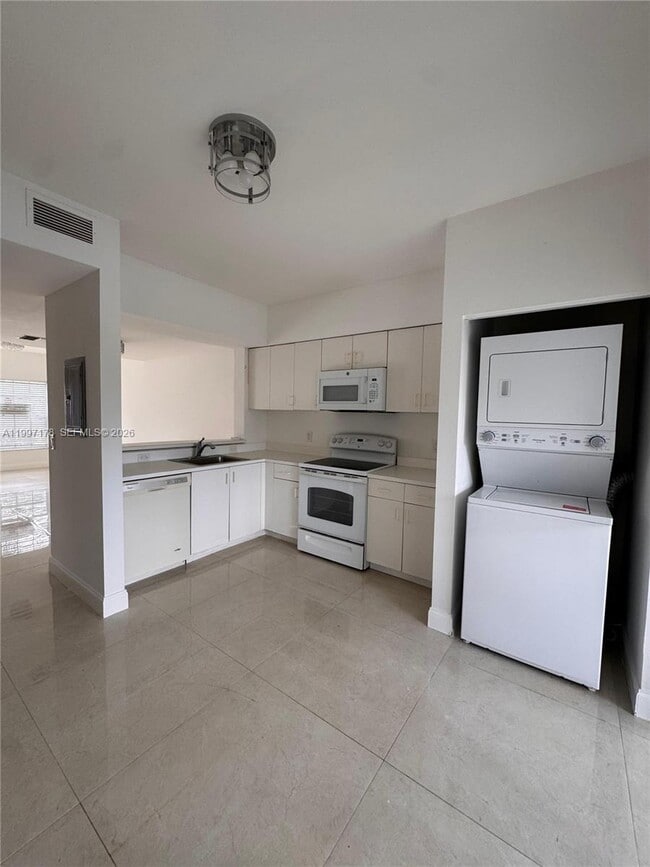 Building Photo - 16747 Hemingway Dr