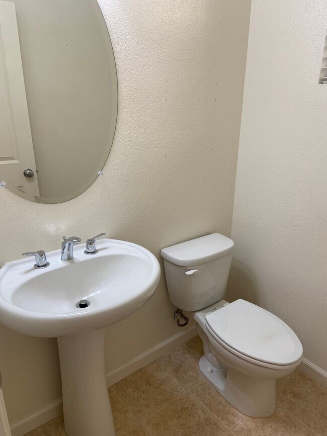 Building Photo - Close to Folsom High School! - 3 Bdrm, 2.5 bath